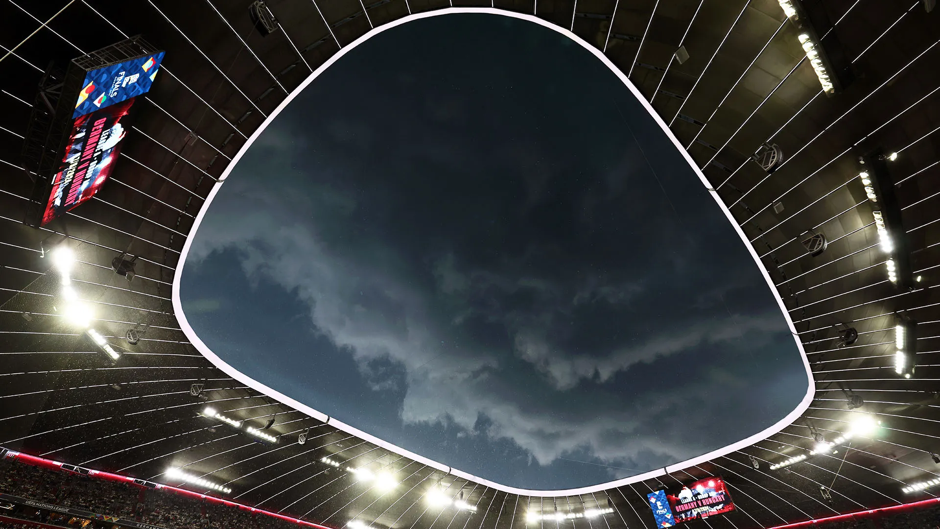 Il cielo è diventato nero poco prima dell'inizio della partita
