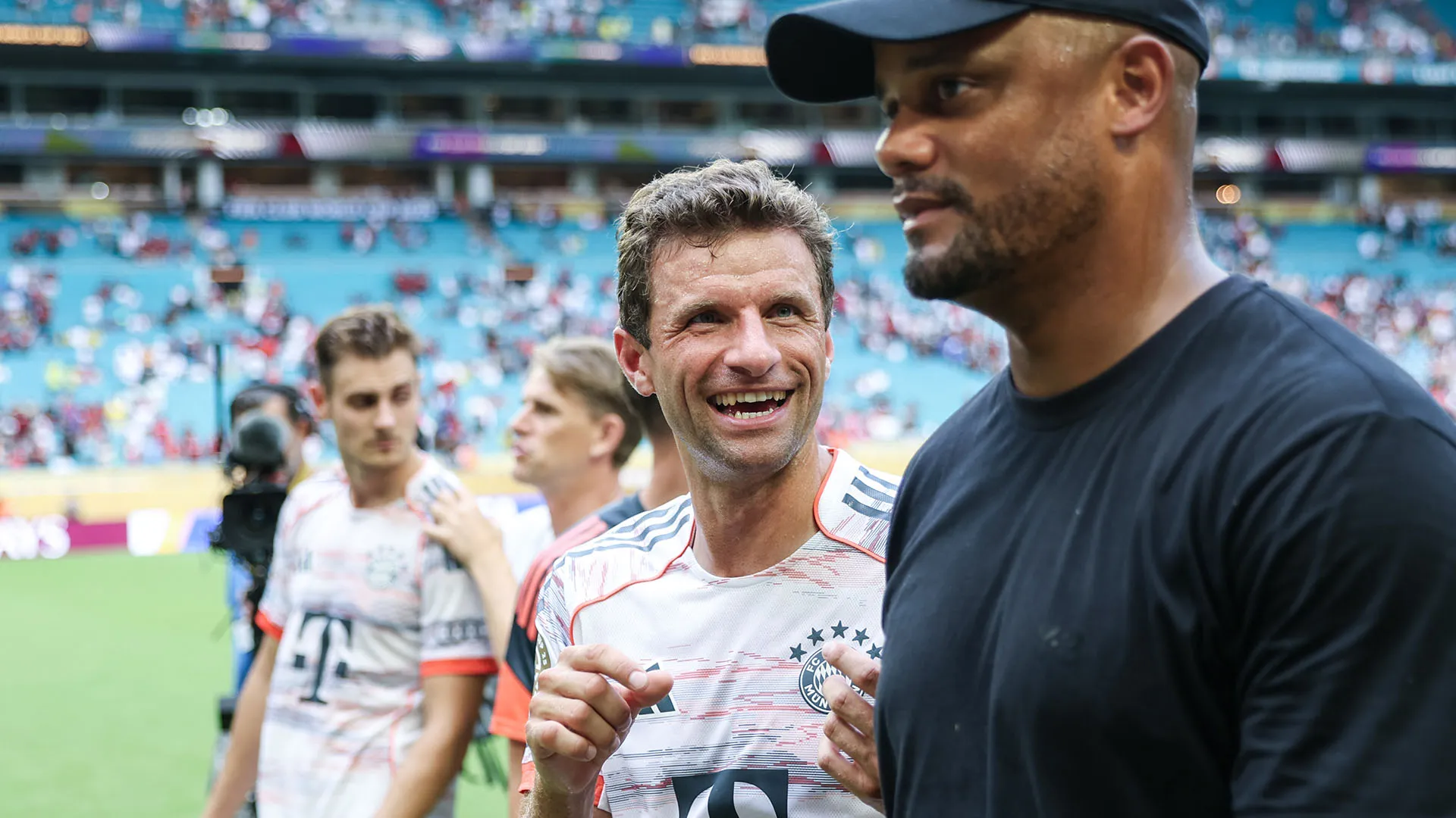 A disposizione di Kompany ci sono Lennart Karl e Thomas Müller ma nessuno dei due è un'ala tipica
