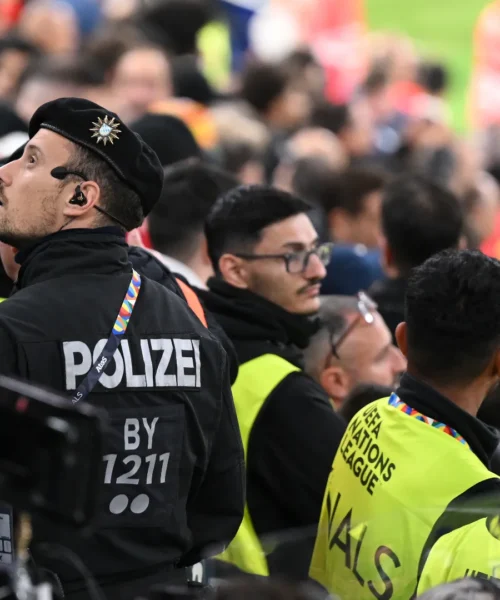 Tifoso cade dalla tribuna e muore: tragedia prima di Portogallo-Spagna