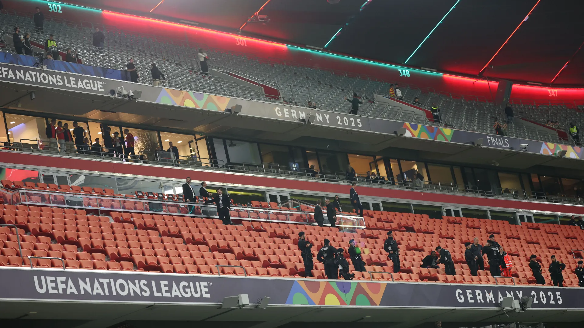 Durante i tempi supplementari della partita, un tifoso è caduto dalla parte superiore dello stadio
