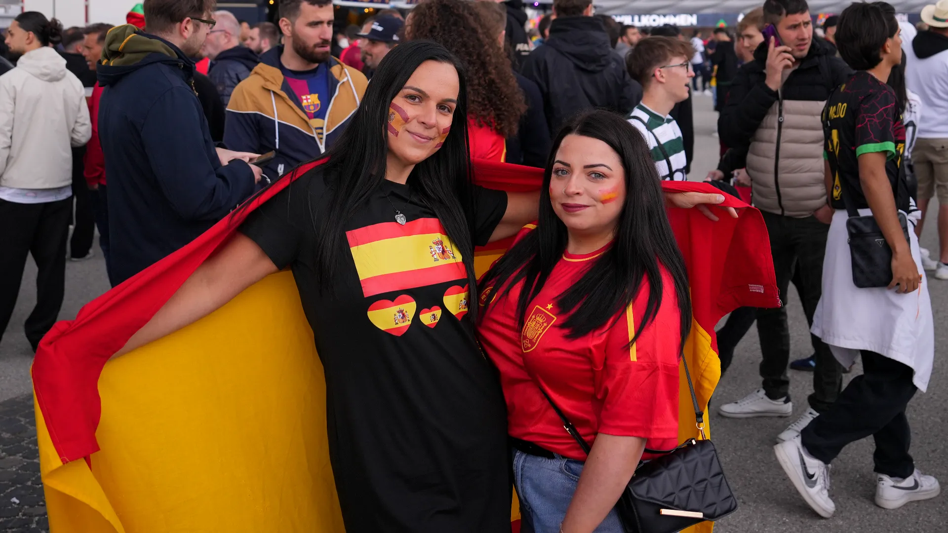 Tantissimi tifosi senza biglietto hanno assistito alla finale fuori dallo stadio nella speranza di unirsi ai festeggiamenti