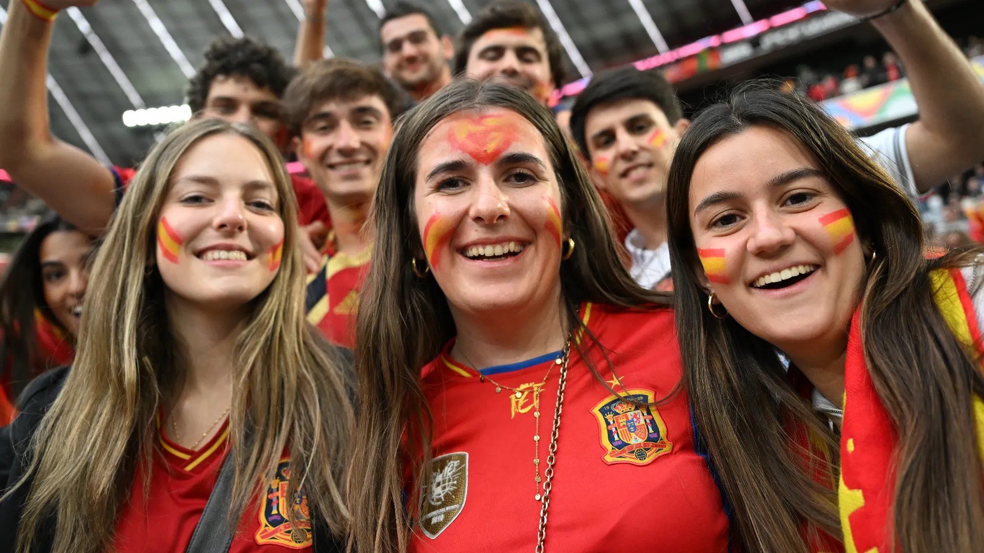 Grandi sorrisi per i tifosi spagnoli prima dell'inizio della partita