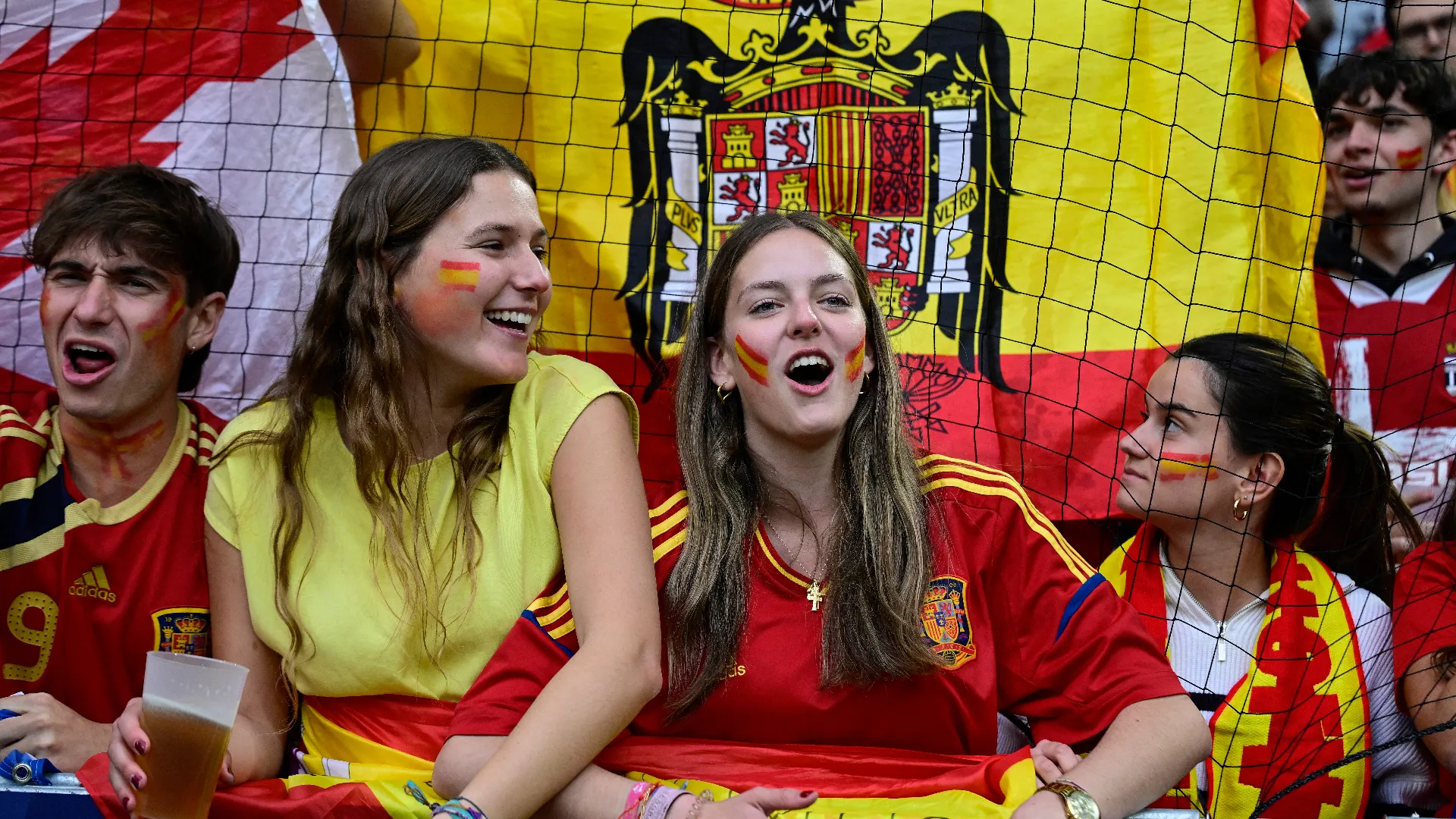 I cori e i balli dei propri tifosi non sono bastati alla nazionale spagnola per vincere