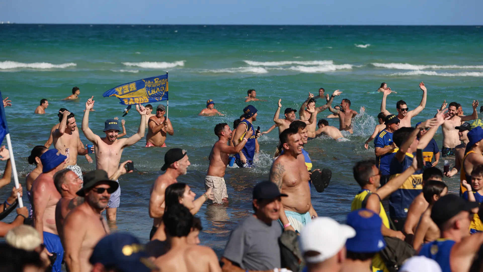 Bandiere gialloblù presenti anche in acqua