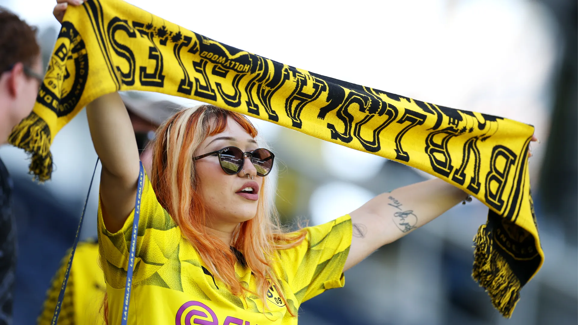 Questa tifosa sta cantando dei cori per supportare il Borussia Dortmund, la sua squadra del cuore