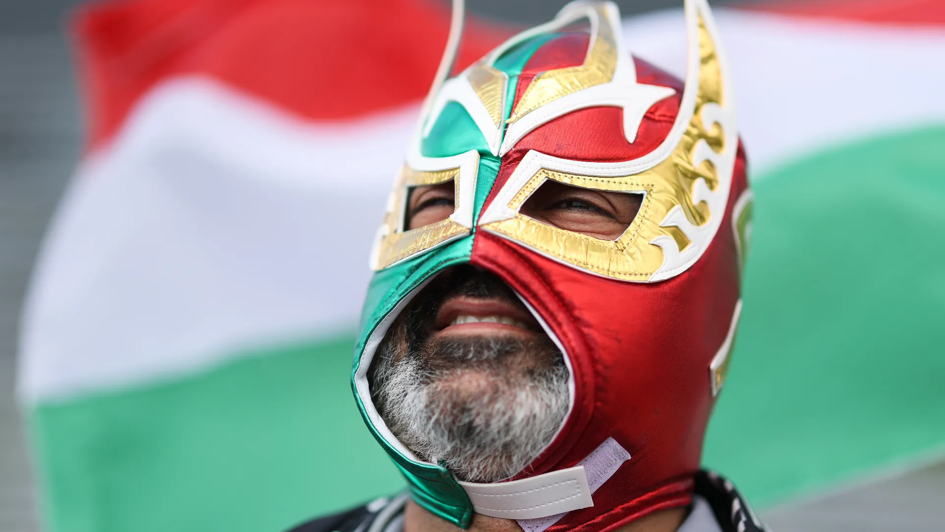 Questo tifoso ha optato per una maschera per ribadire la sua fede
