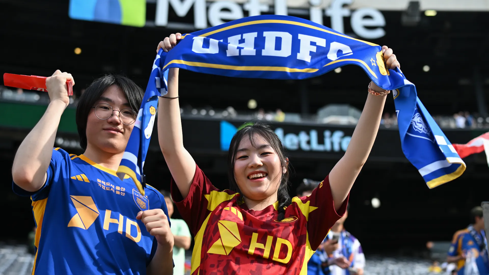 Questi due ragazzi fanno il tifo per l'Ulsan HD, squadra sudcoreana