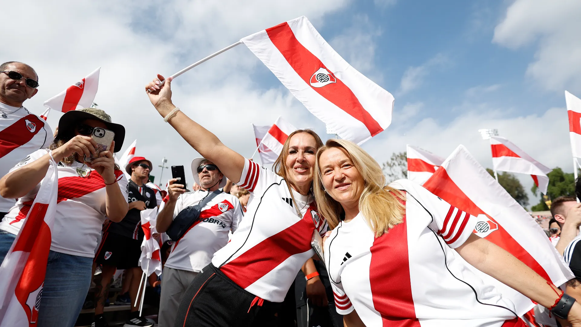 Una marea di persone vestite di bianco e rosso: ecco i tifosi del River Plate