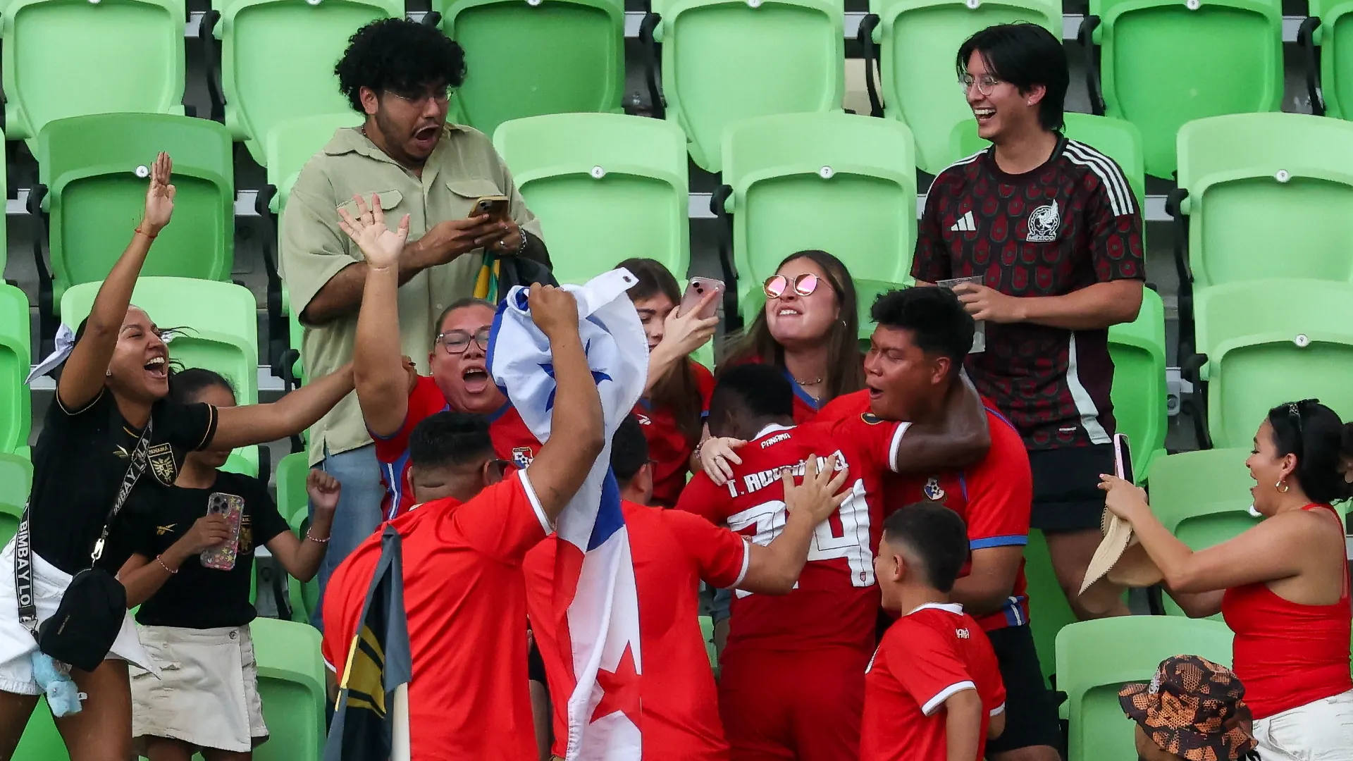Per festeggiare si è buttato tra i suoi tifosi
