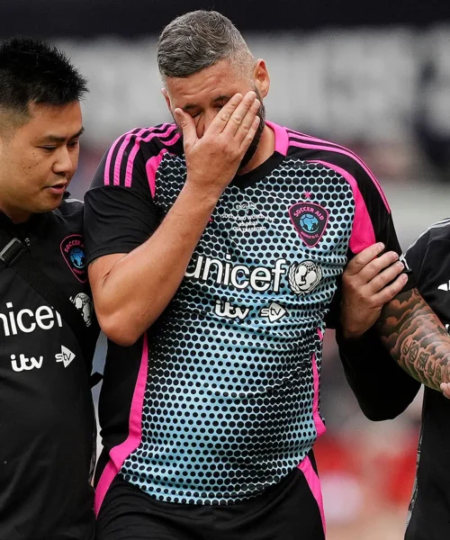 L’ex pugile si dà al calcio ma finisce nel peggiore dei modi. Foto