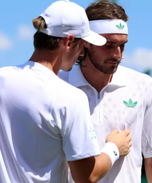 Wimbledon, Stefanos Tsitsipas e Holger Rune alzano bandiera bianca