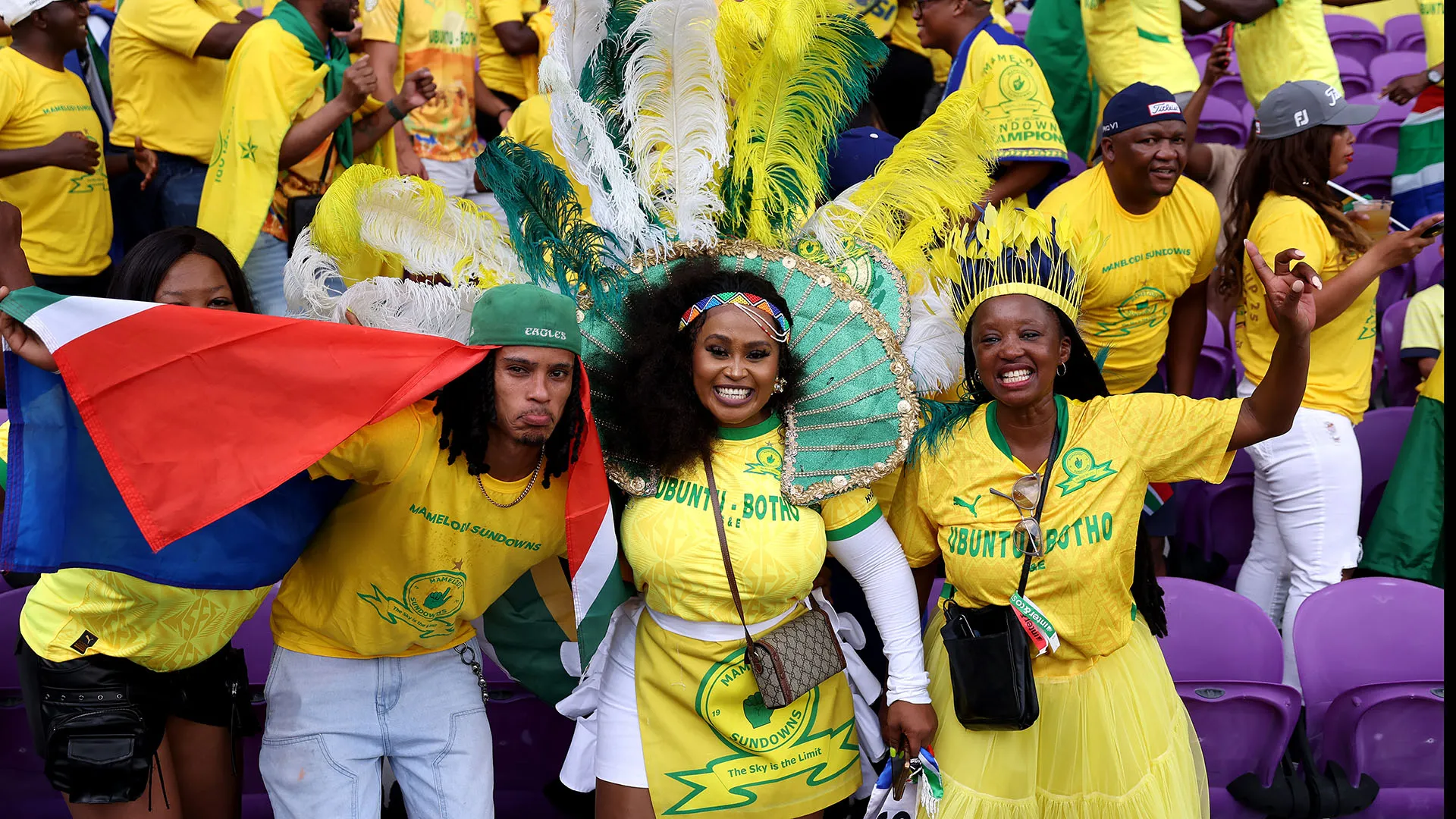 Coloratissimi i tifosi della squadra sudafricana