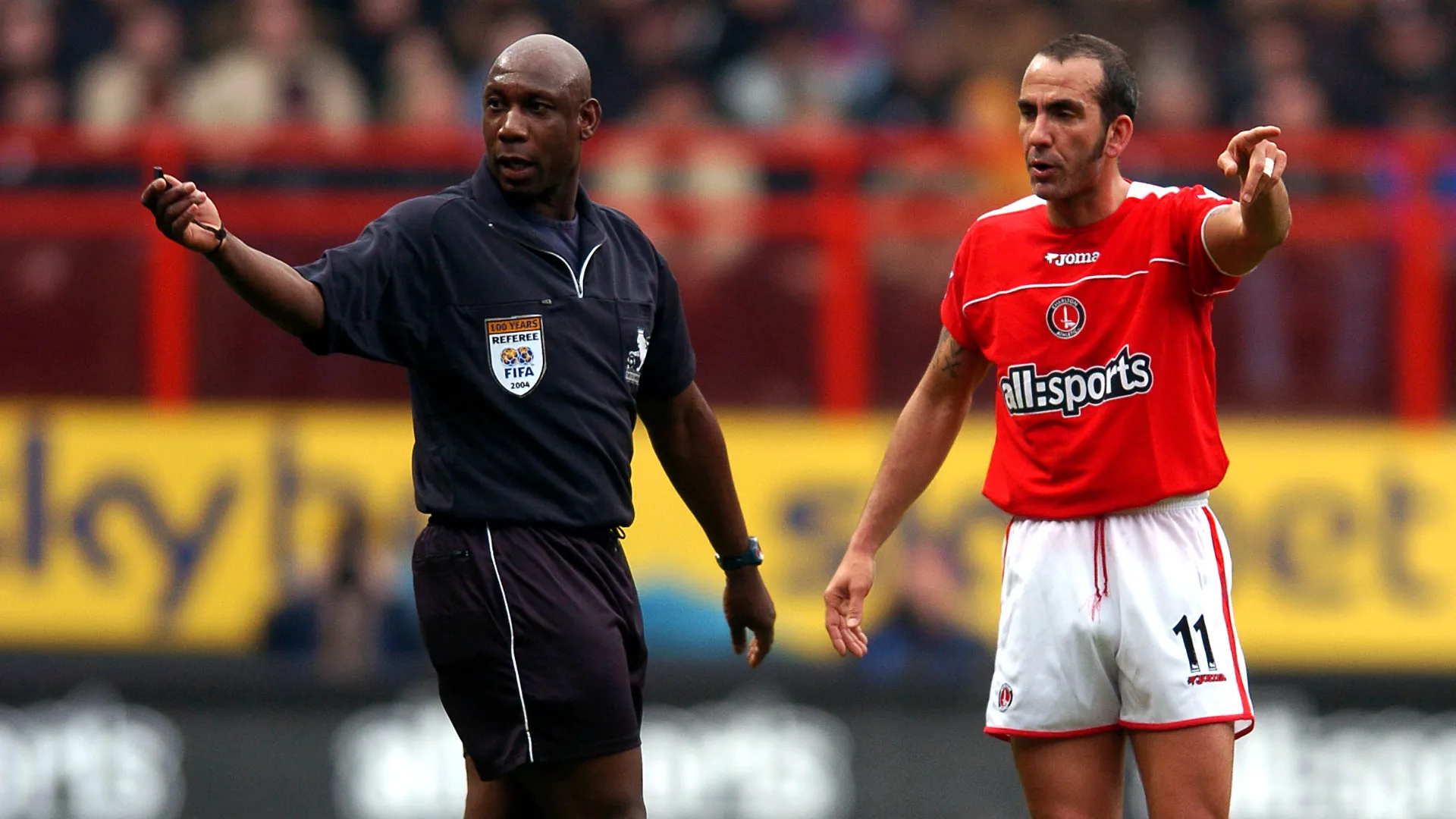 "L'EFL è profondamente addolorata nell'apprendere della scomparsa dell'ex arbitro Uriah Rennie, deceduto all'età di 65 anni"
