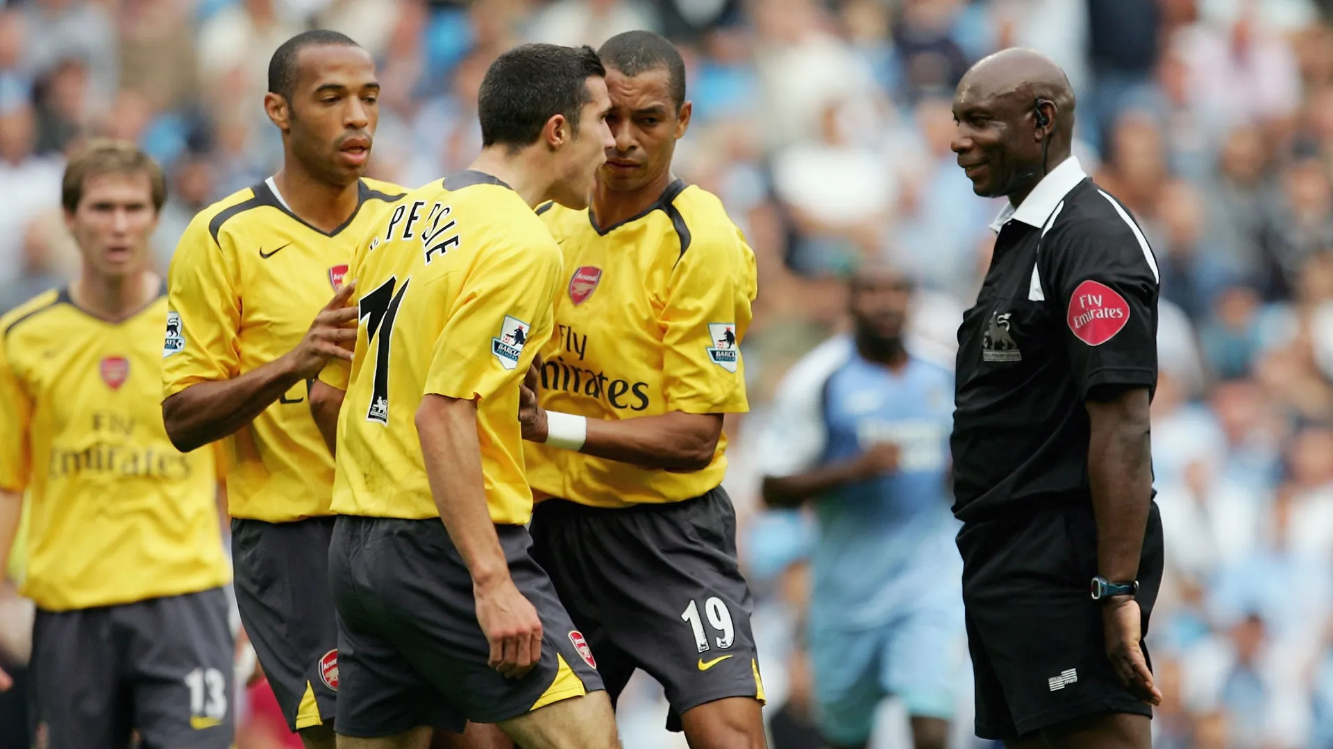"Uriah ha fatto la storia come il primo arbitro di colore della Premier League. Siamo scioccati dalla notizia della sua morte" ha scritto la Sheffield FA
