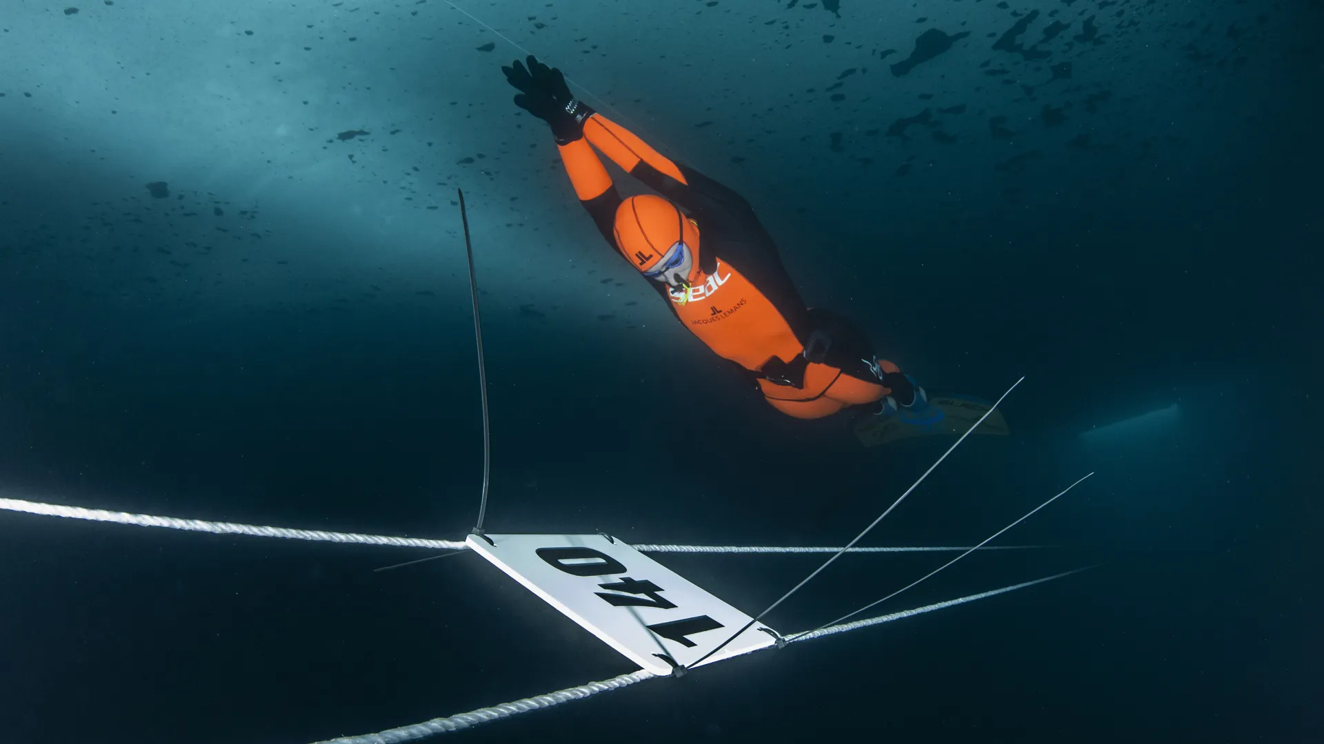 Ad Anterselva, sotto a uno spesso strato di ghiaccio, per ben 140 metri ha nuotato in apnea con una monopinna