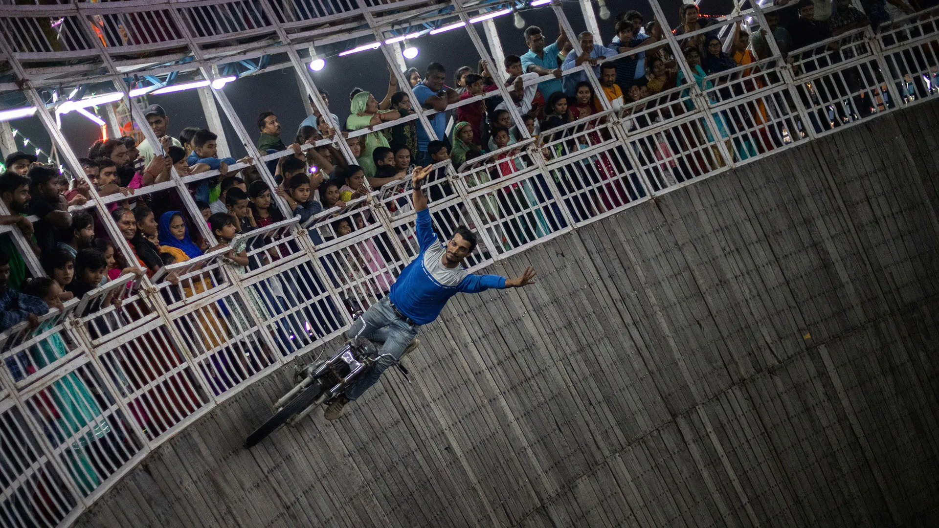 I primi spettacoli di Wall of Death vennero organizzati negli Stati Uniti, specialmente a New York
