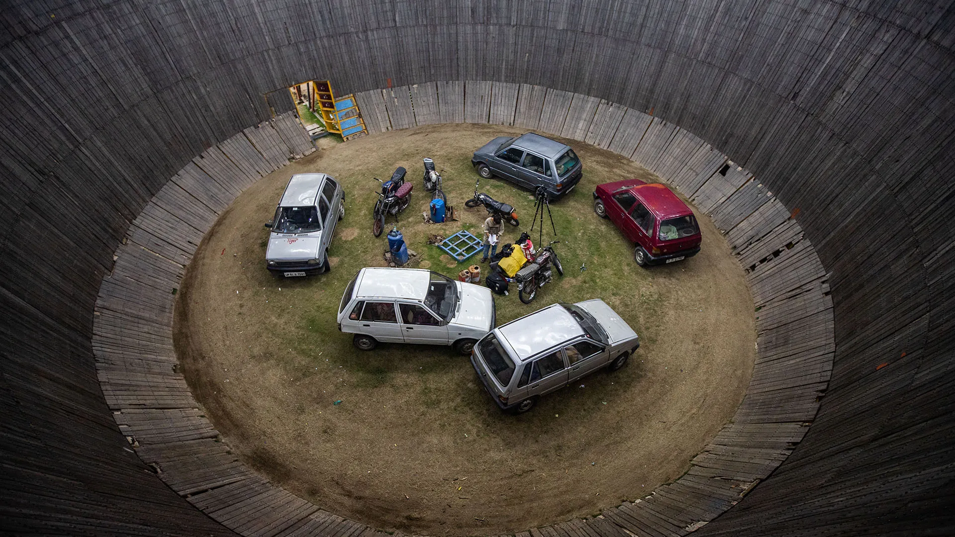 Auto e moto che sfrecciano su pareti verticali: questo è il Wall of Death

