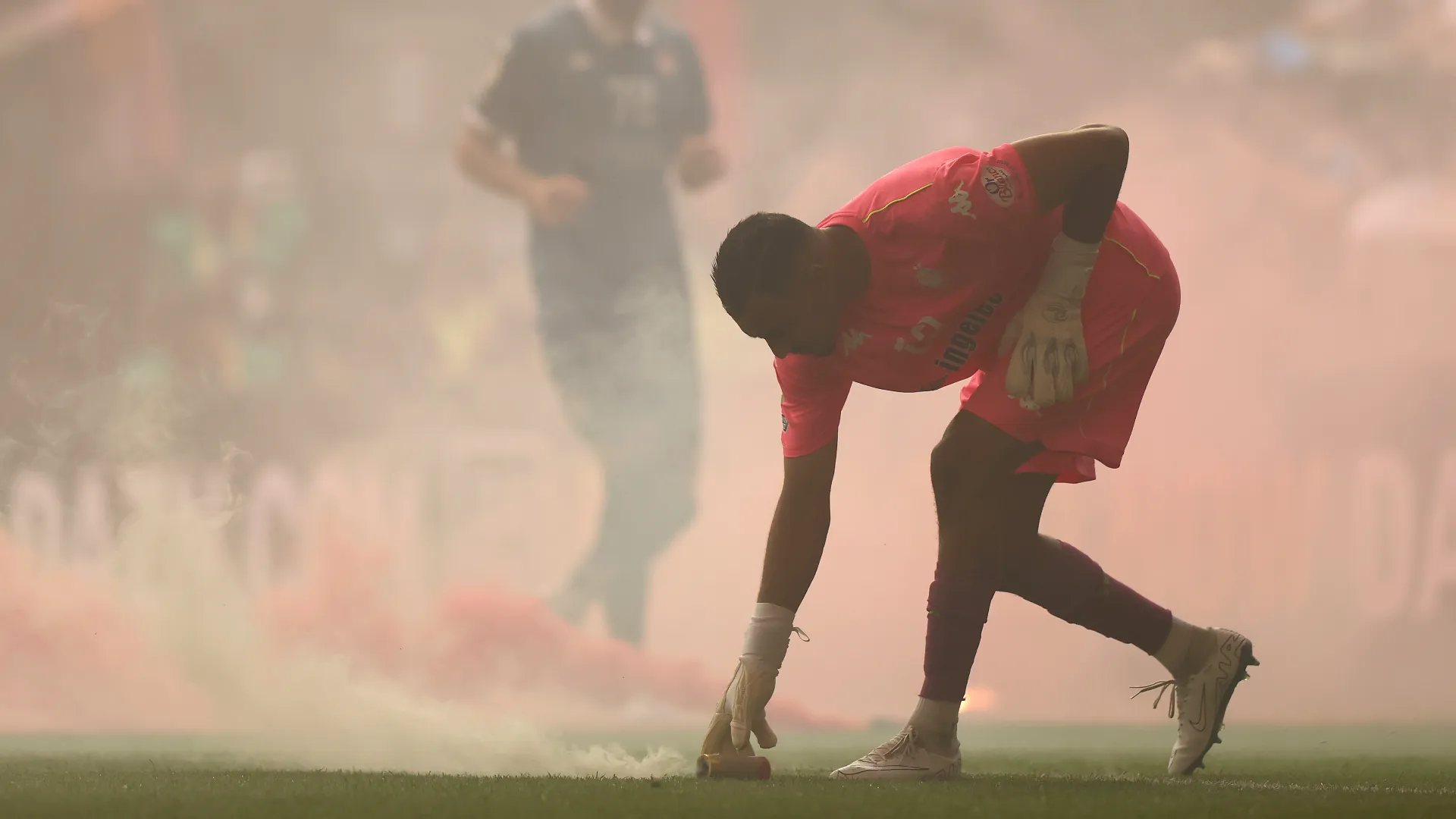 Anche il portiere El Mehdi Benabid si è adoperato per pulire il campo
