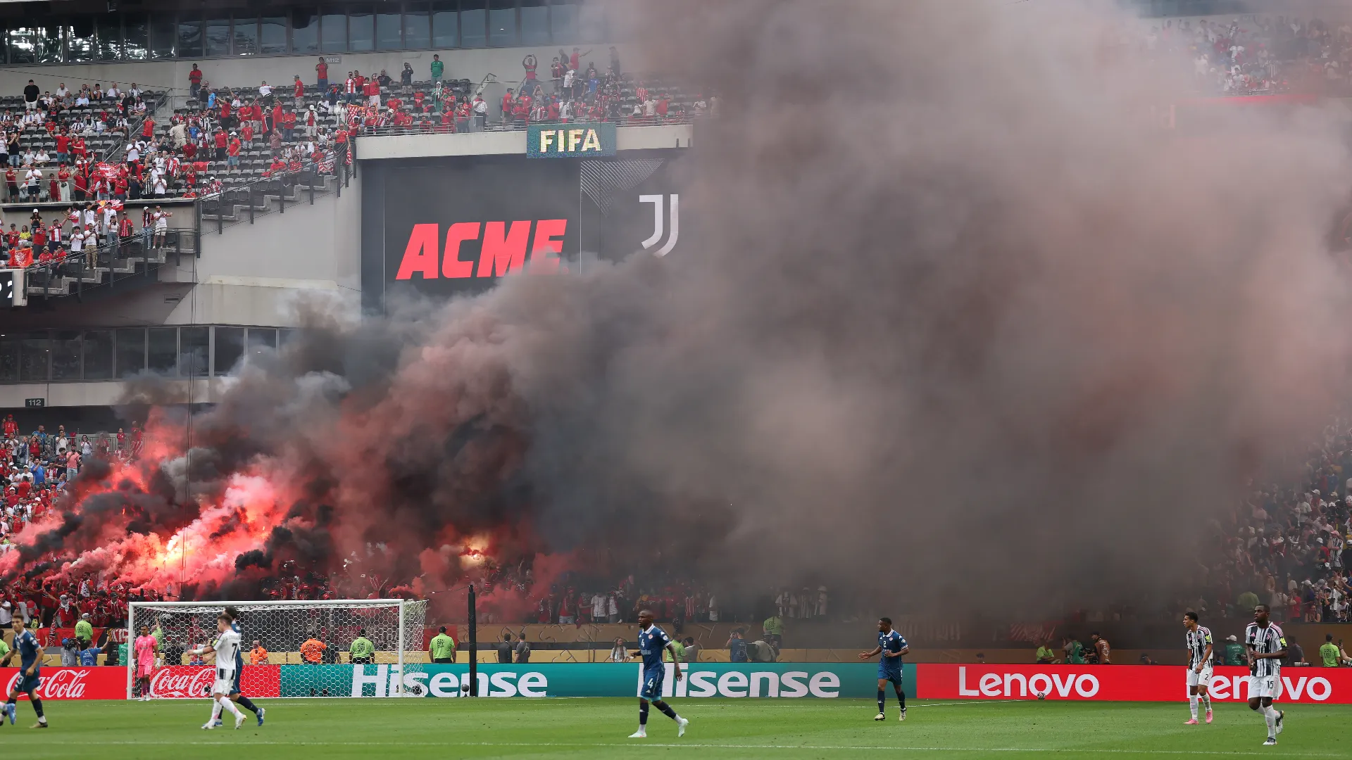 Impressionanti le foto del fumo al Lincoln Financial Field di Philadeplhia
