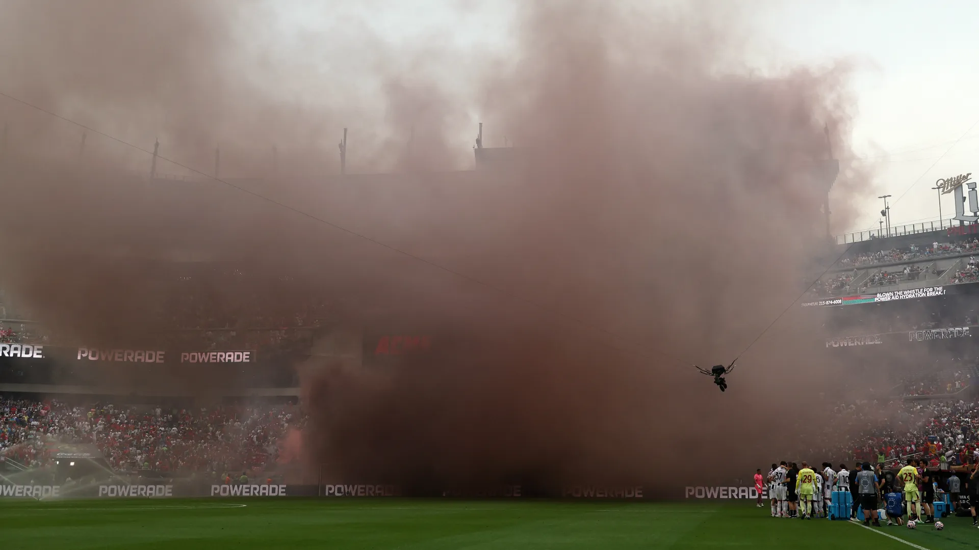 L'arbitro non ha potuto fare altro che sospendere il match per diversi minuti