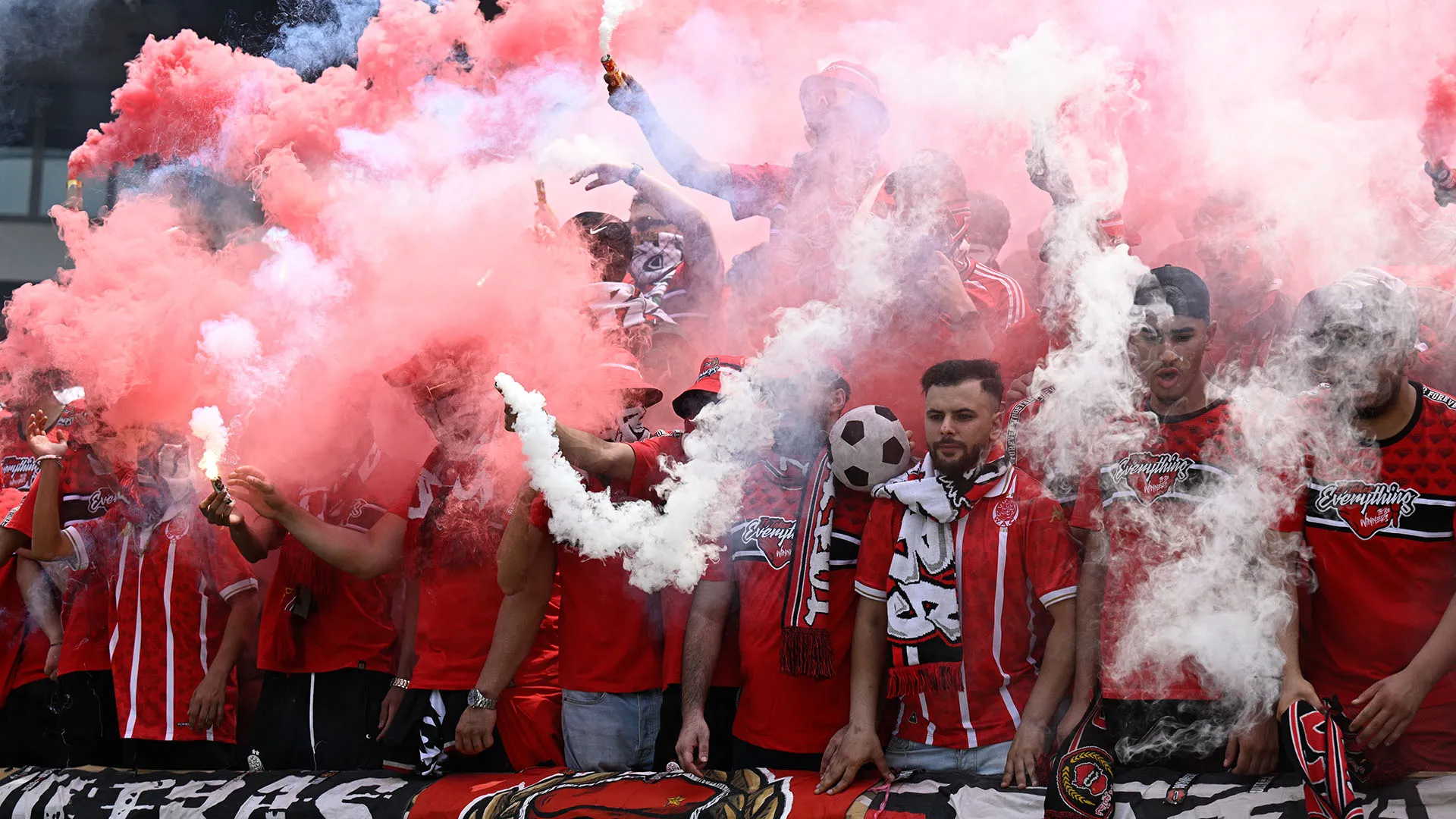 In alcune occasioni hanno anche acceso dei fumogeni che fortunatamente non hanno causato l'interruzione della partita
