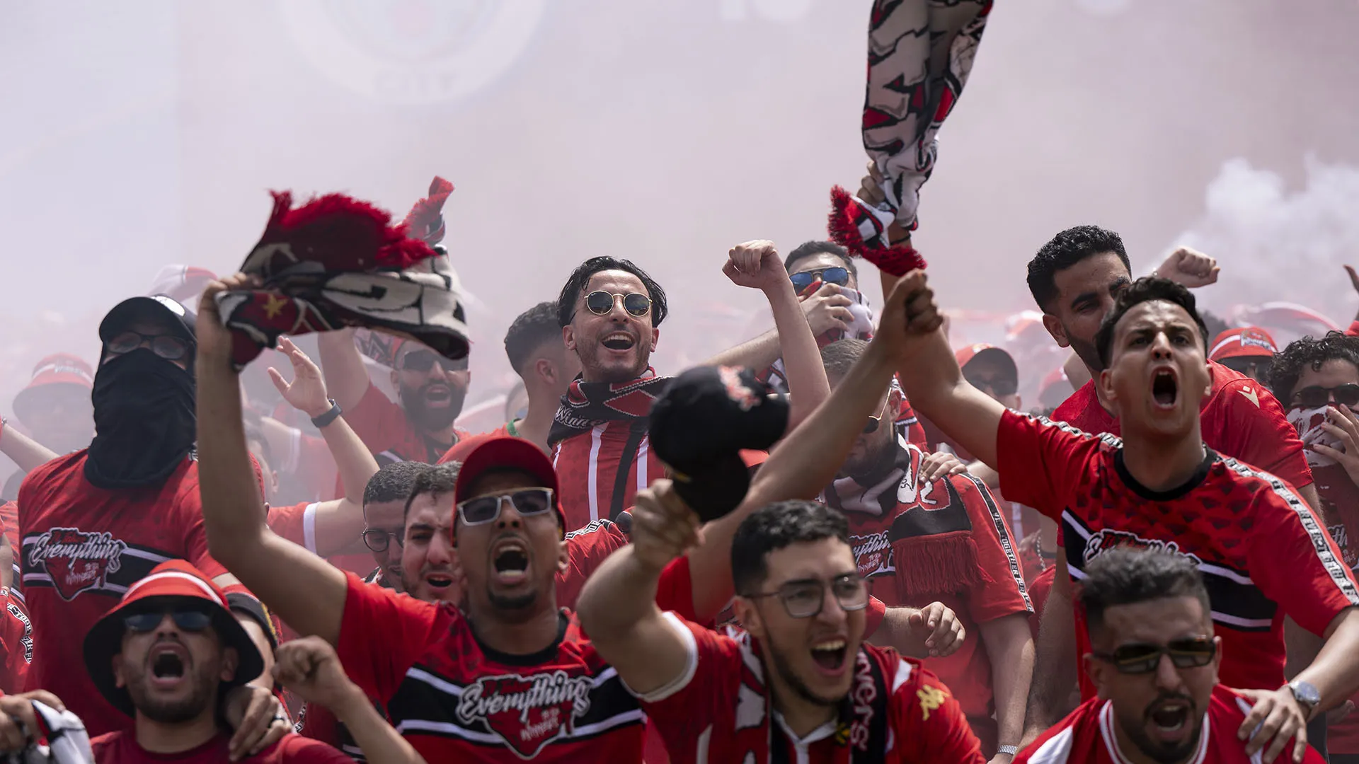 In molti hanno scattato foto al settore occupato dai tifosi del Wydad 
