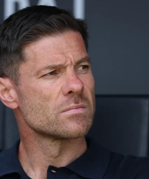 Xabi Alonso sorprende tutti e scarta il campione: le immagini