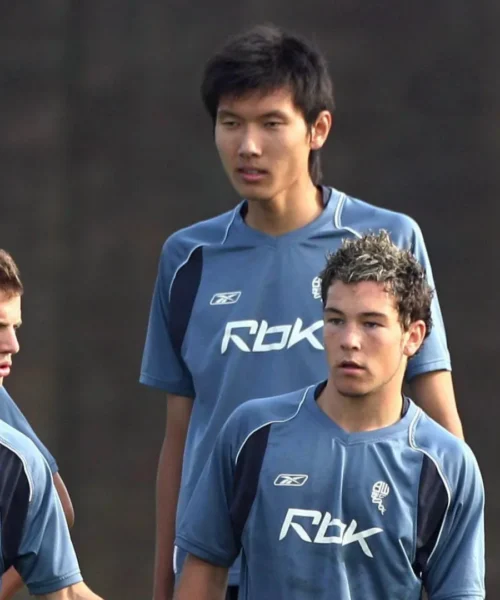 Mai visto un calciatore così: le foto del gigante Yang Changpeng