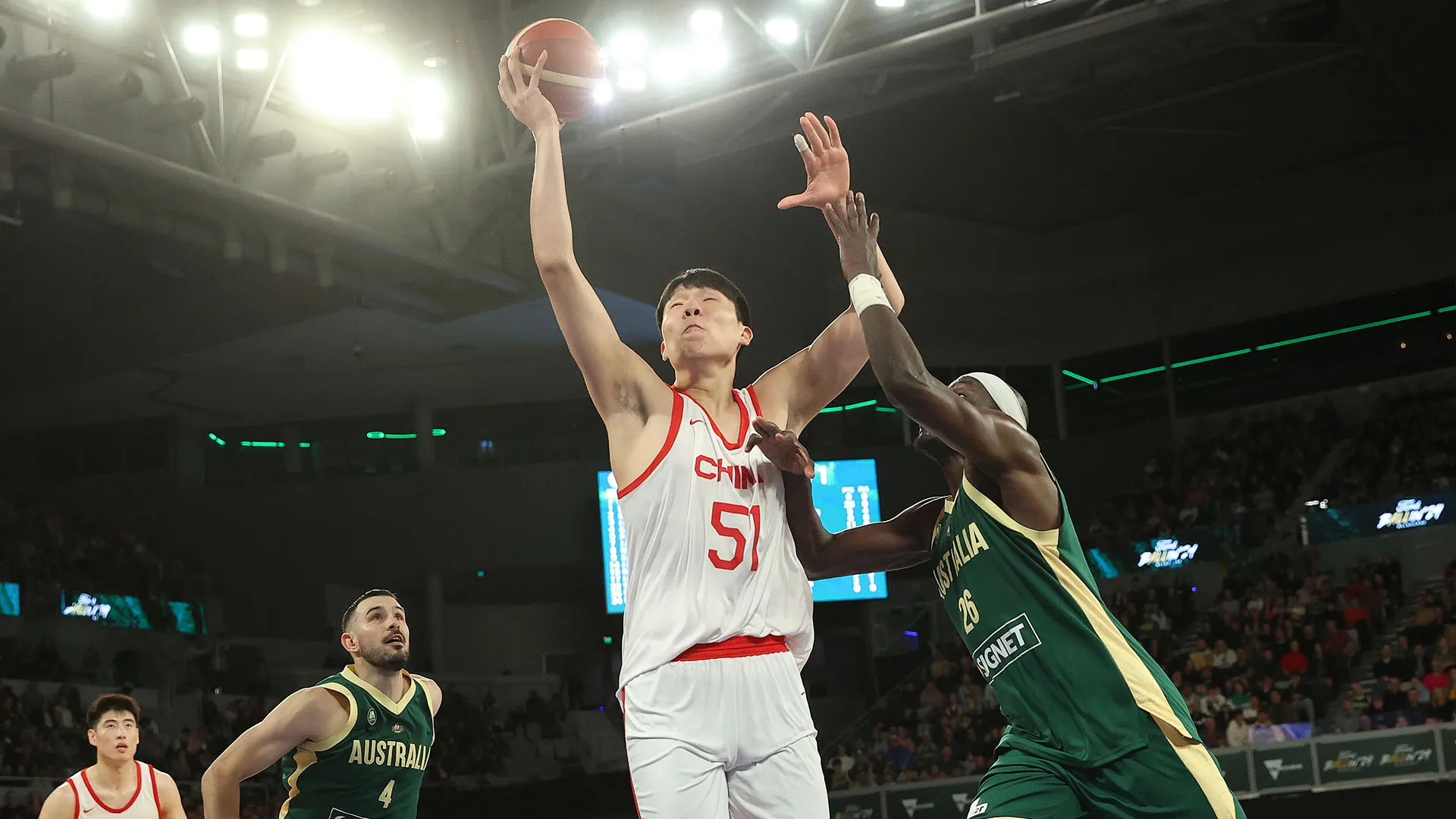 Yang Hansen nelle ultime due stagioni ai Qingdao Eagles ha totalizzato una media di 15,8 punti, 10,7 rimbalzi e 3,5 assist