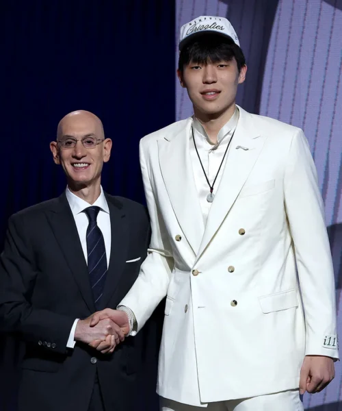 Il gigantesco cestista sorprende tutti: sarà l’erede di Yao Ming? Le foto