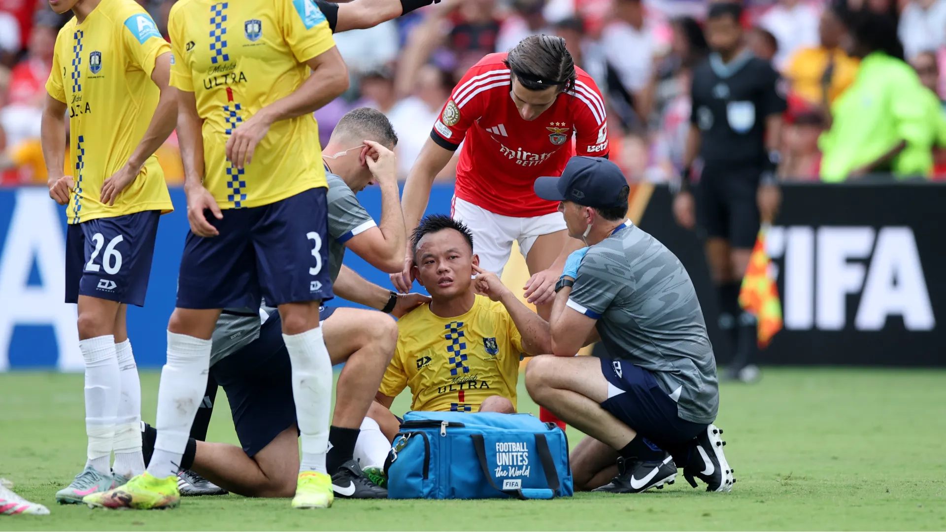 I medici si sono precipitati in campo per soccorrere il campione che fortunatamente si è ripreso
