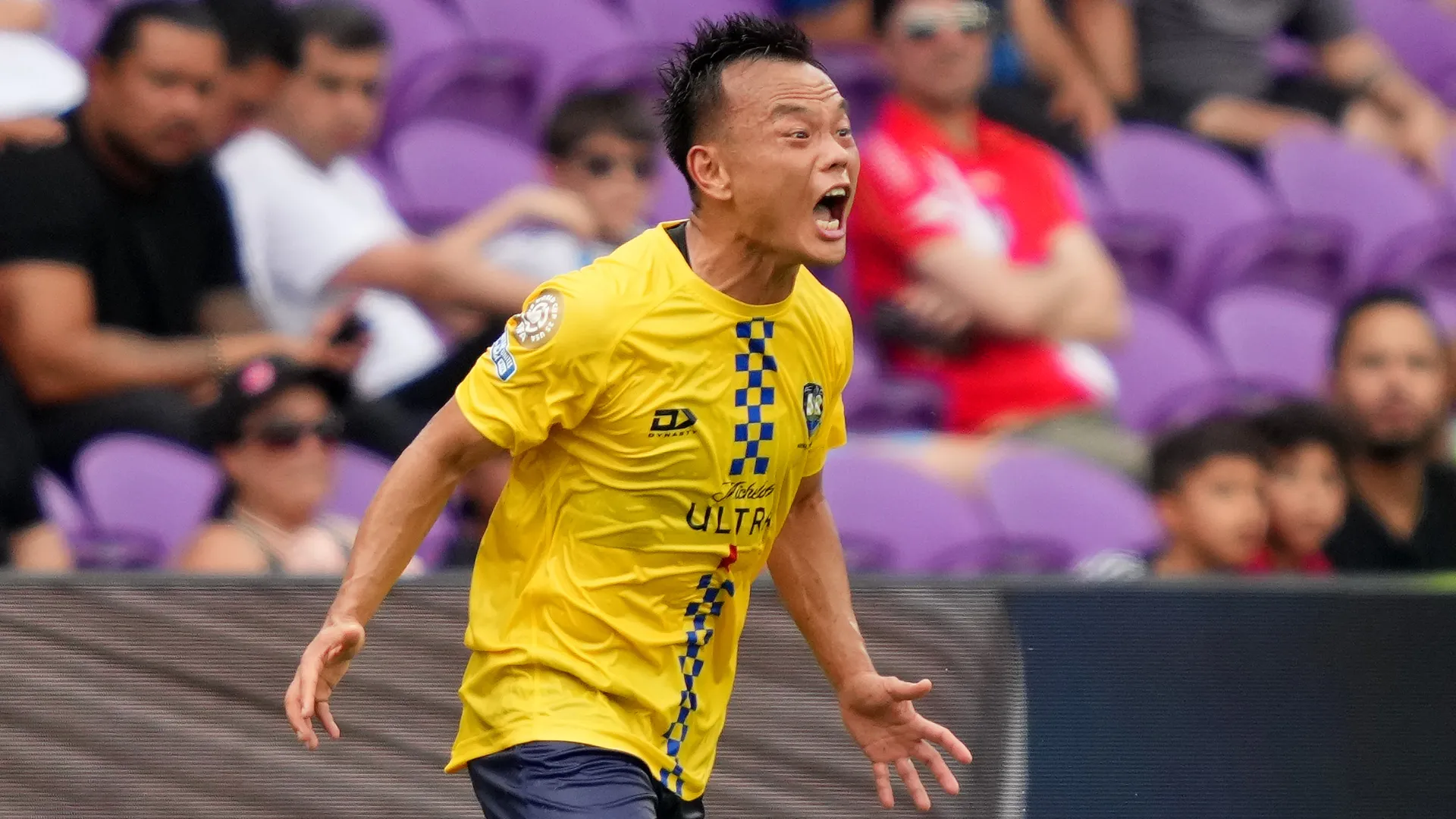 Zhou Tong ha perso la testa durante la sfida contro il Benfica
