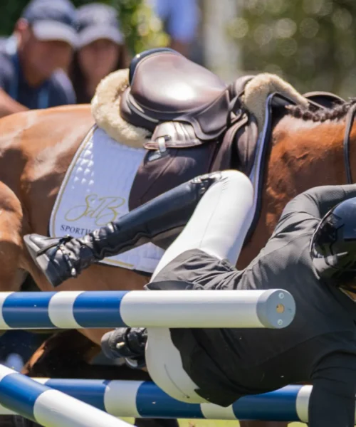 Violenta caduta da cavallo, le foto dell’enorme spavento