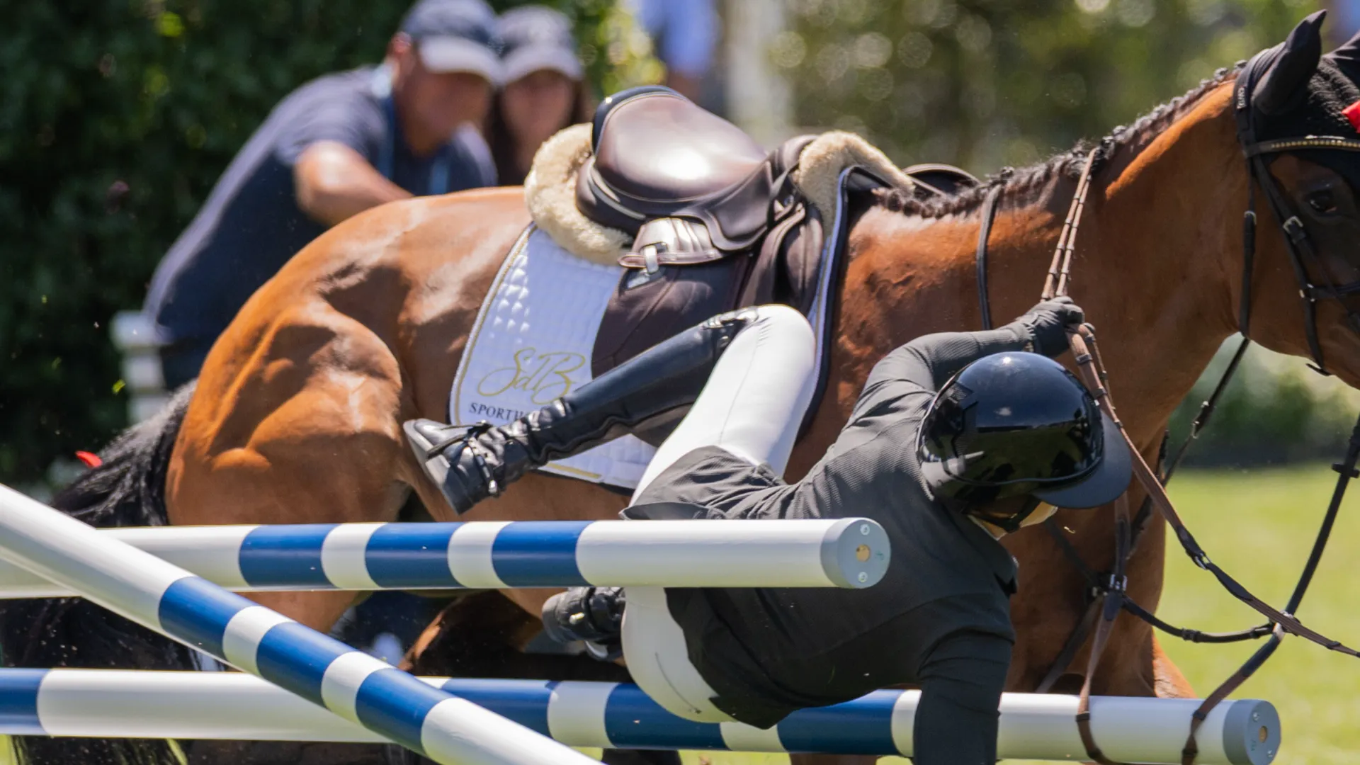 Violenta caduta da cavallo, le foto
