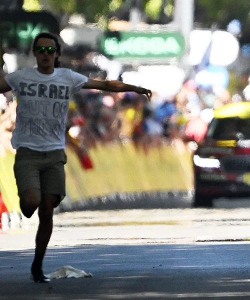 Il manifestante disturba la volata: placcato dalla sicurezza. Foto
