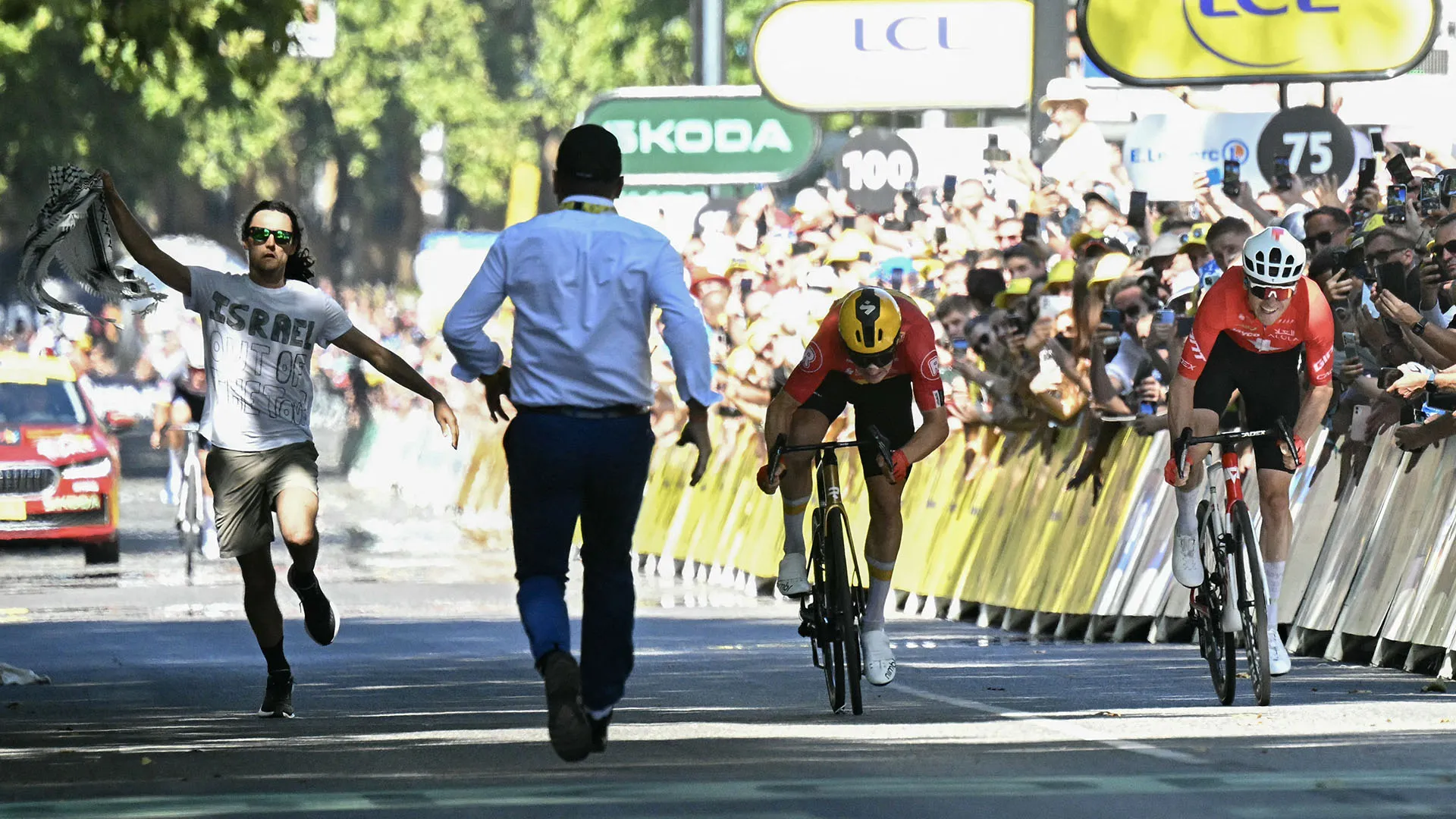 Il manifestante disturba la volata: placcato dalla sicurezza