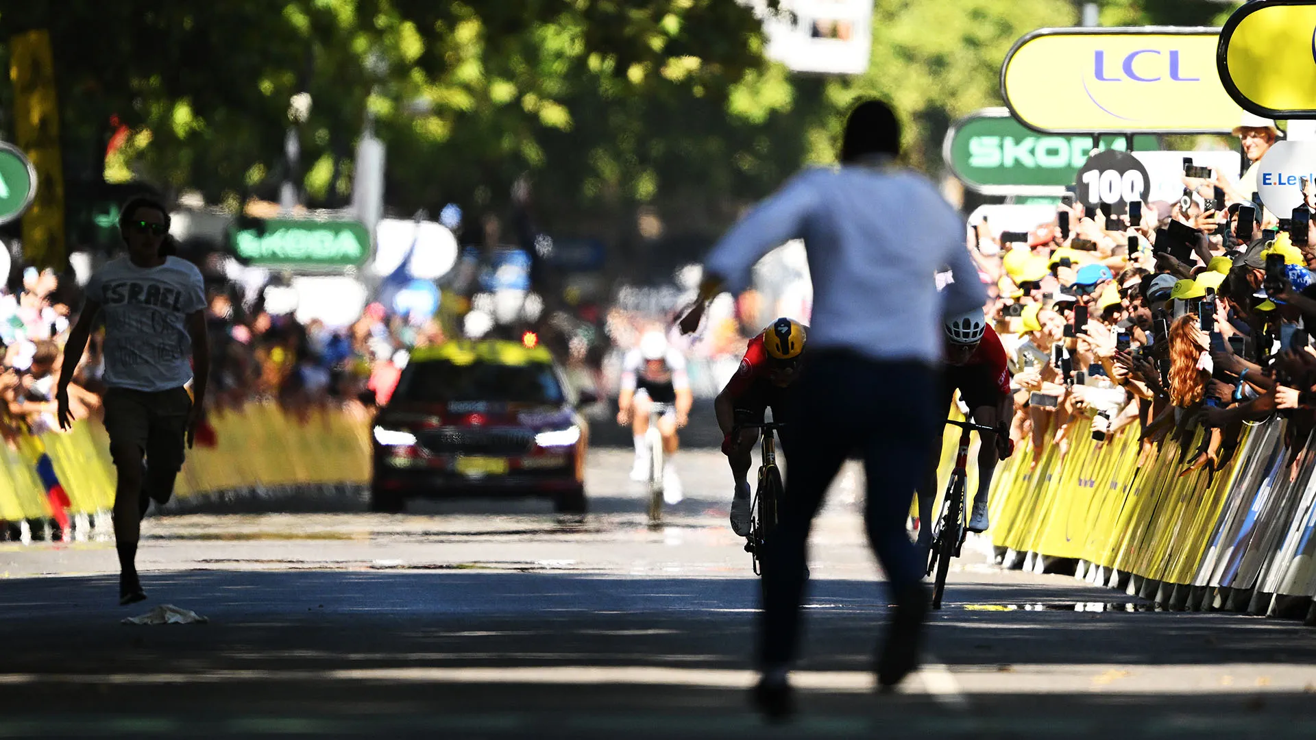 L'uomo della sicurezza si è lanciato contro di lui, proprio mentre Abrahamsen e Schmid si stavano giocando la vittoria