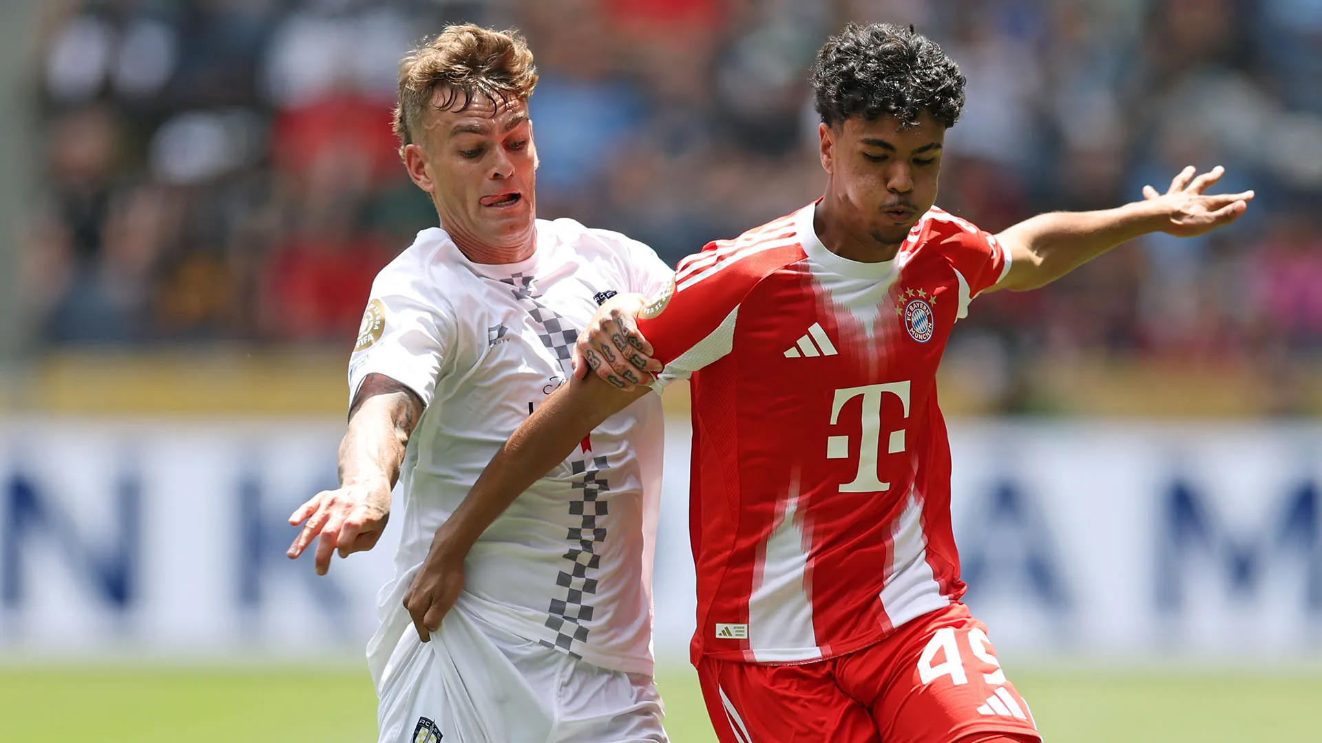 Ha giocato alcuni minuti nell'ultimo Mondiale per Club con la maglia del Bayern Monaco