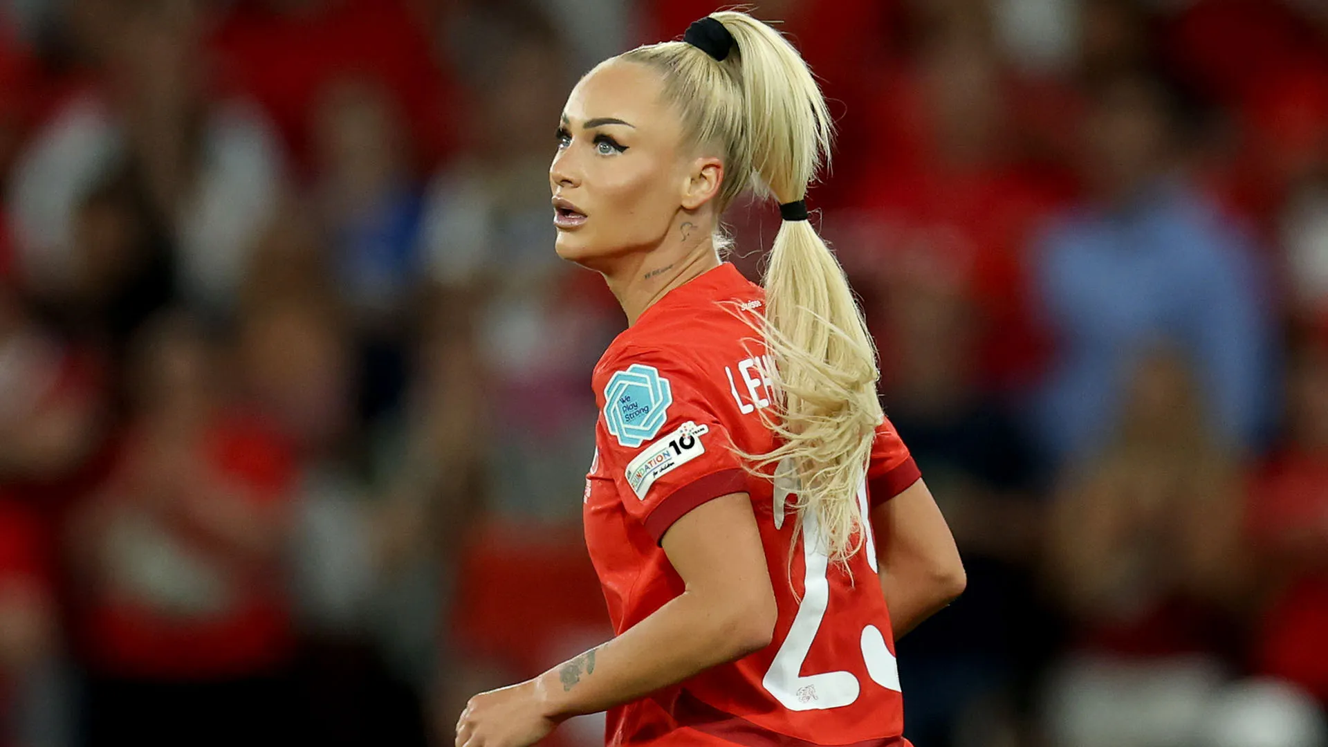 L'attaccante della Juventus è costantemente assediata dai tifosi agli Europei femminili in corso in Svizzera