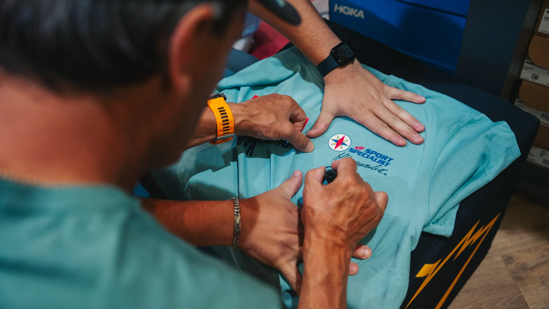 Un autografo a suggellare un evento destinato a suo modo a rimanere nella storia 