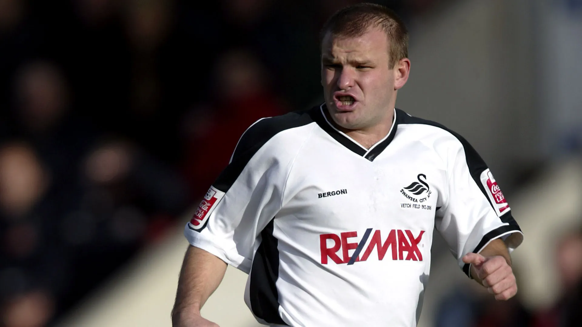 "Lo Swansea City augura all'ex giocatore del club Andy Robinson una pronta e completa guarigione dopo l'infarto che lo ha colpito" ha scritto gli Swans
