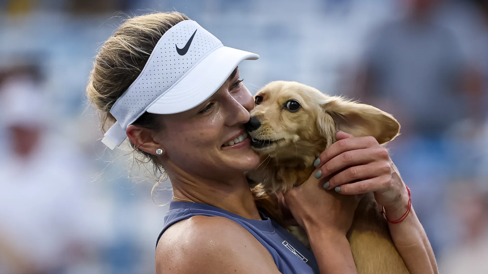 Successivamente Anna Kalinskaya ha preso Bella in braccio
