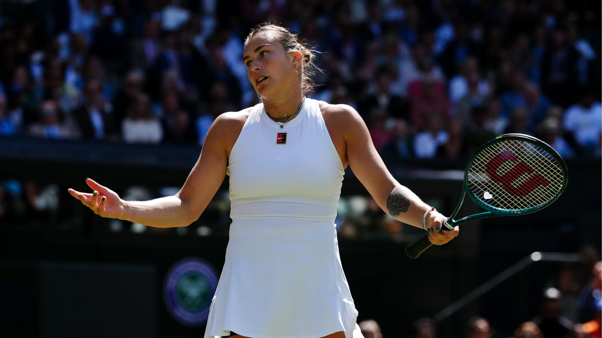 Le alte temperature di Londra hanno costretto la Sabalenka a rinfrescarsi
