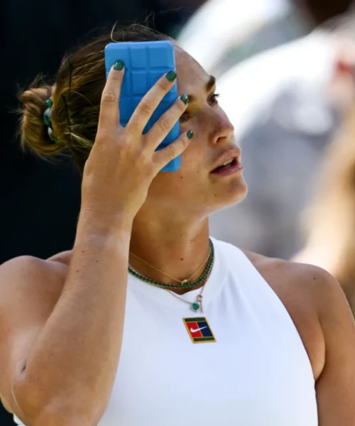 Problemi per Aryna Sabalenka a Wimbledon: le foto della tigre in difficoltà