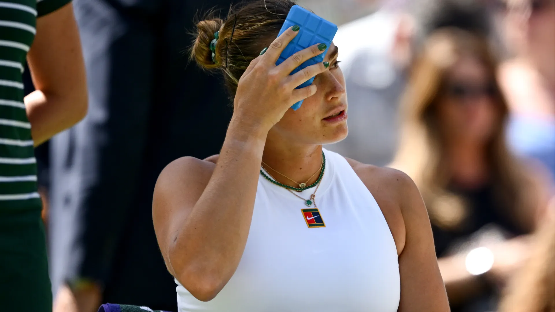 La campionessa si è applicata del ghiaccio in fronte per abbassare la propria temperatura corporea
