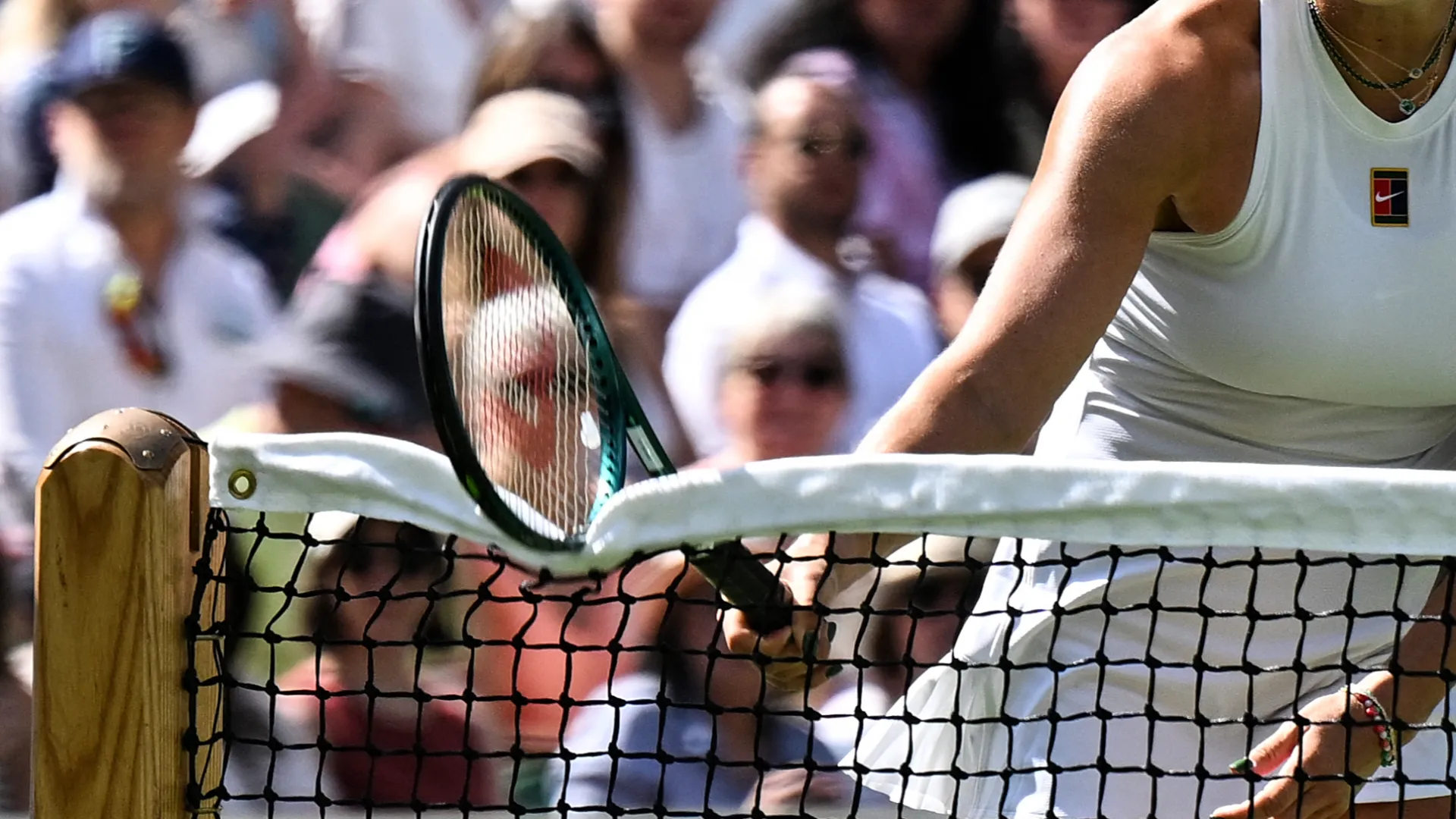 La Sabalenka ha scagliato la sua racchetta contro la rete in un gesto di frustrazione

