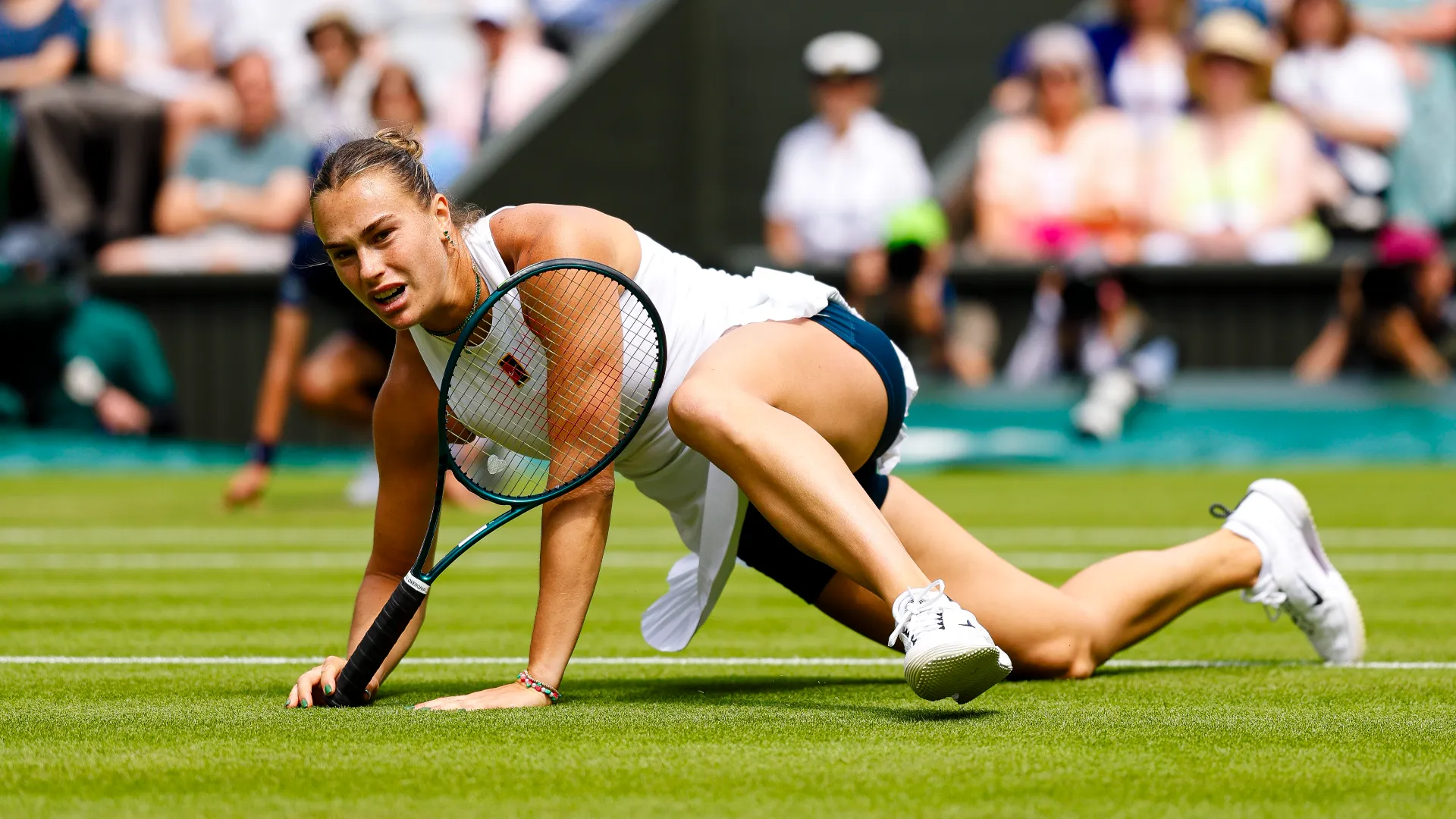 Nel tentativo di intercettare la risposta dell'avversaria, Aryna Sabalenka si è sbilanciata
