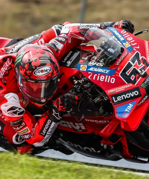 MotoGP Brno: Pecco Bagnaia risorge e centra la pole, cade Marc Marquez