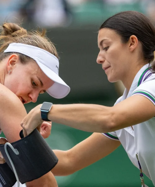 Allarme Barbora Krejcikova a Wimbledon: ha bisogno del dottore. Le foto