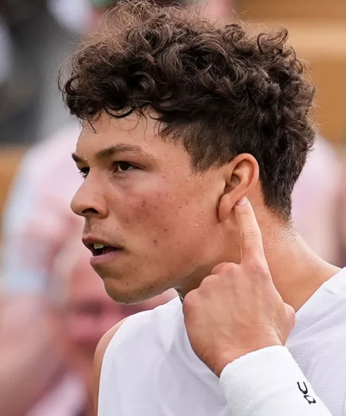 Provoca il pubblico e urla contro il giudice: follia a Wimbledon